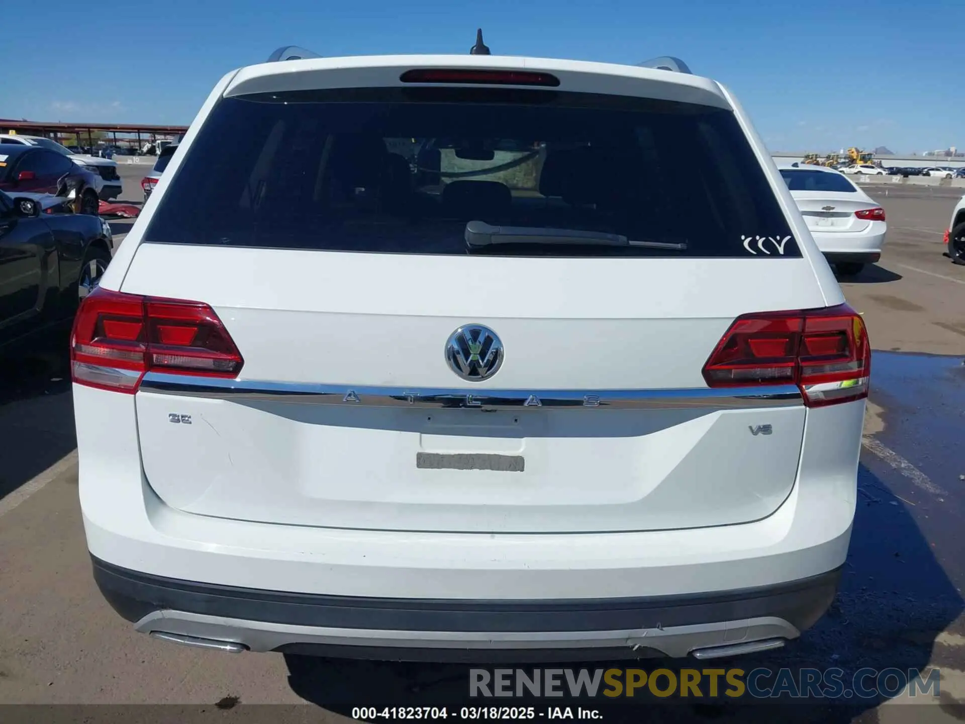 16 Photograph of a damaged car 1V2WR2CA6KC560718 VOLKSWAGEN ATLAS 2019
