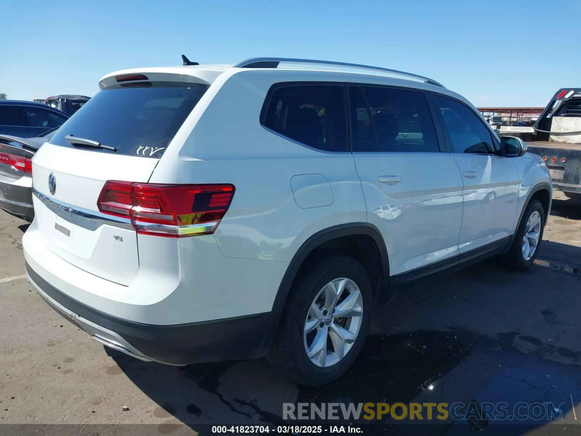 4 Photograph of a damaged car 1V2WR2CA6KC560718 VOLKSWAGEN ATLAS 2019