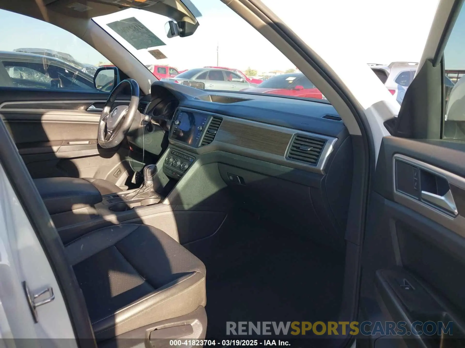 5 Photograph of a damaged car 1V2WR2CA6KC560718 VOLKSWAGEN ATLAS 2019