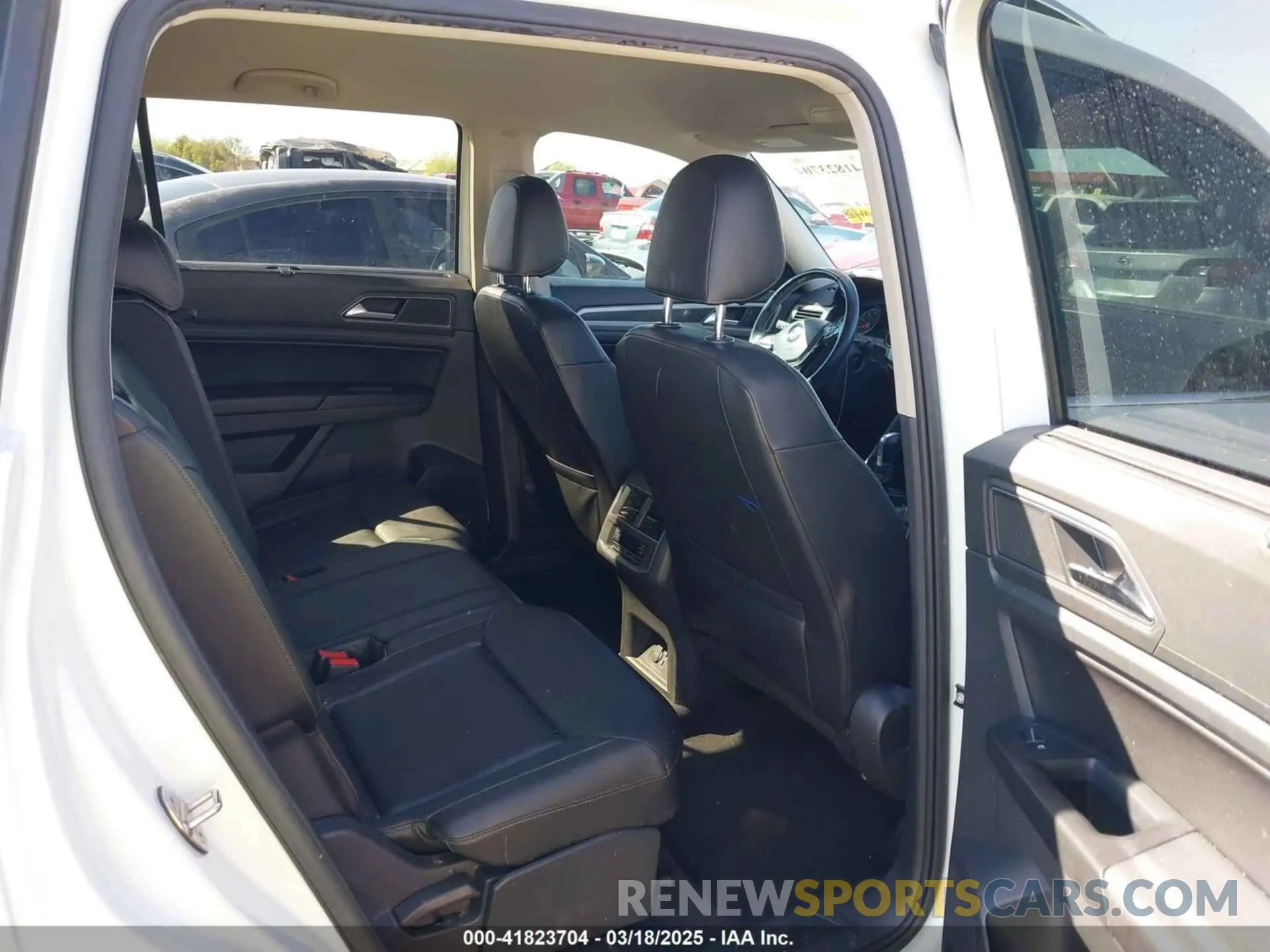 8 Photograph of a damaged car 1V2WR2CA6KC560718 VOLKSWAGEN ATLAS 2019