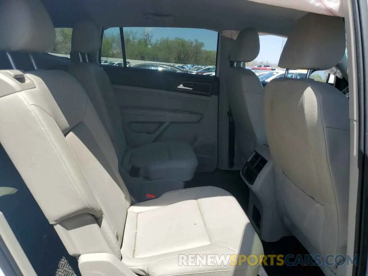 11 Photograph of a damaged car 1V2WR2CA7KC598569 VOLKSWAGEN ATLAS 2019