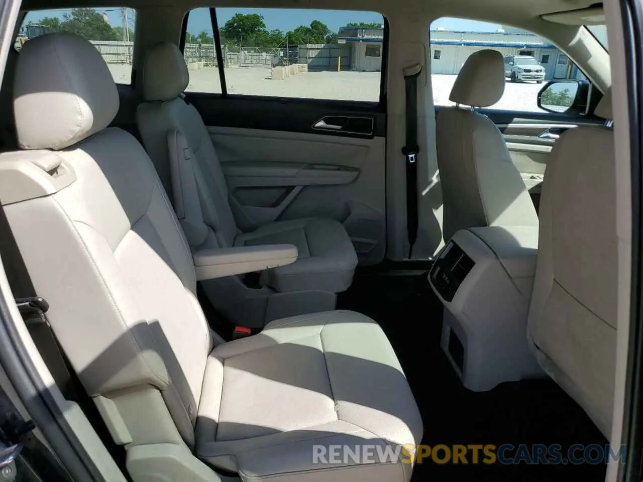 11 Photograph of a damaged car 1V2WR2CA7KC609182 VOLKSWAGEN ATLAS 2019