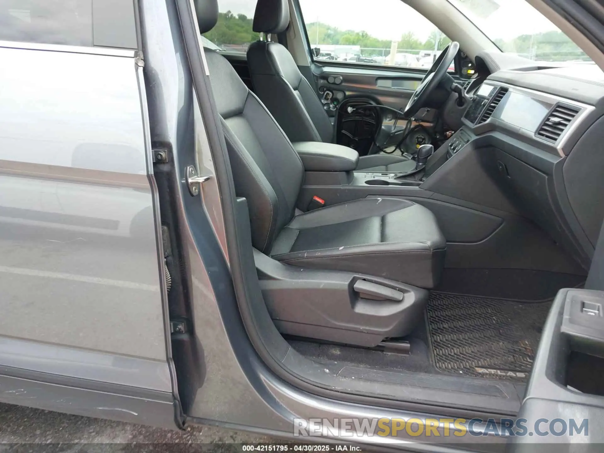 5 Photograph of a damaged car 1V2WR2CAXKC611864 VOLKSWAGEN ATLAS 2019
