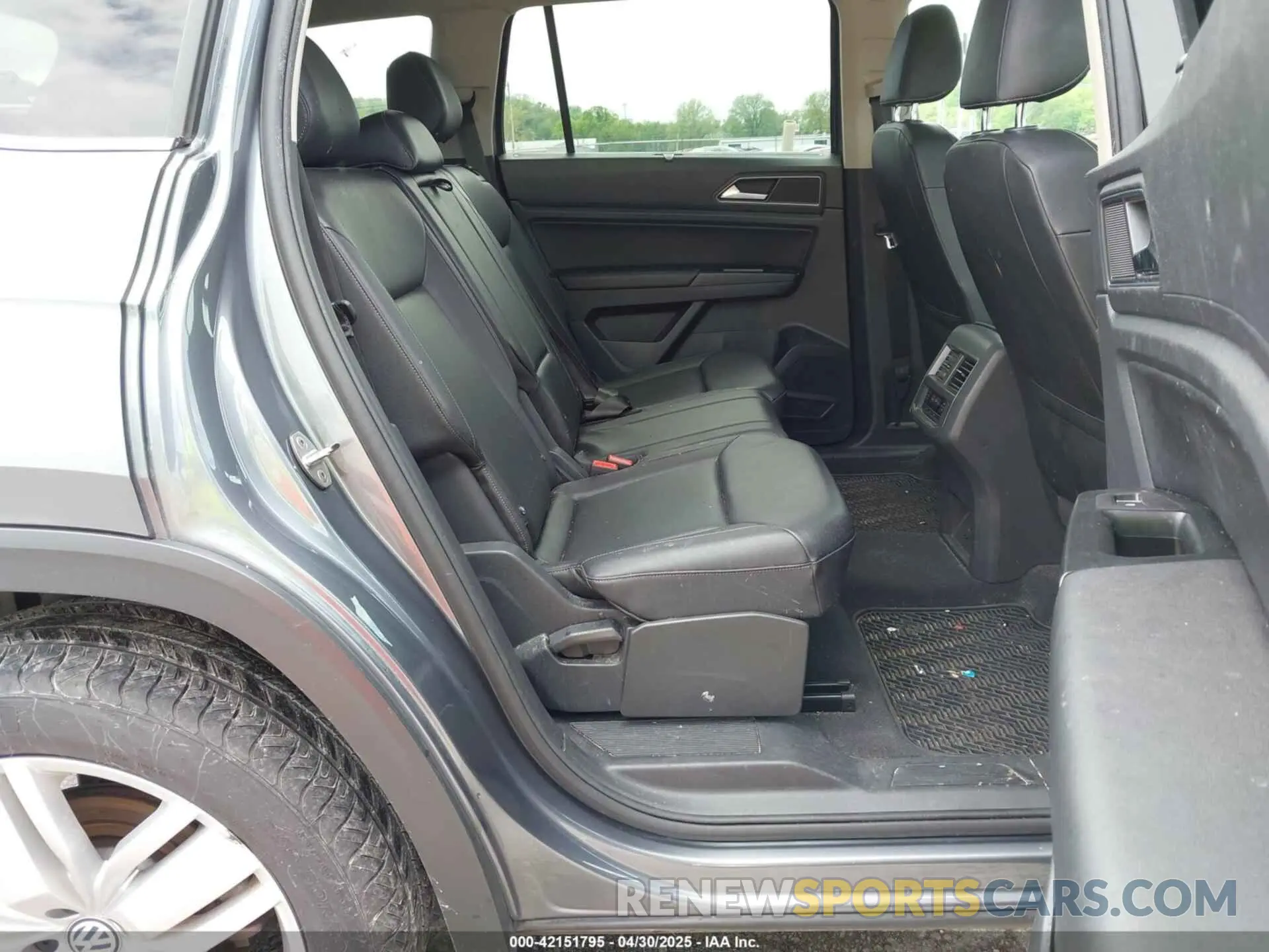 8 Photograph of a damaged car 1V2WR2CAXKC611864 VOLKSWAGEN ATLAS 2019