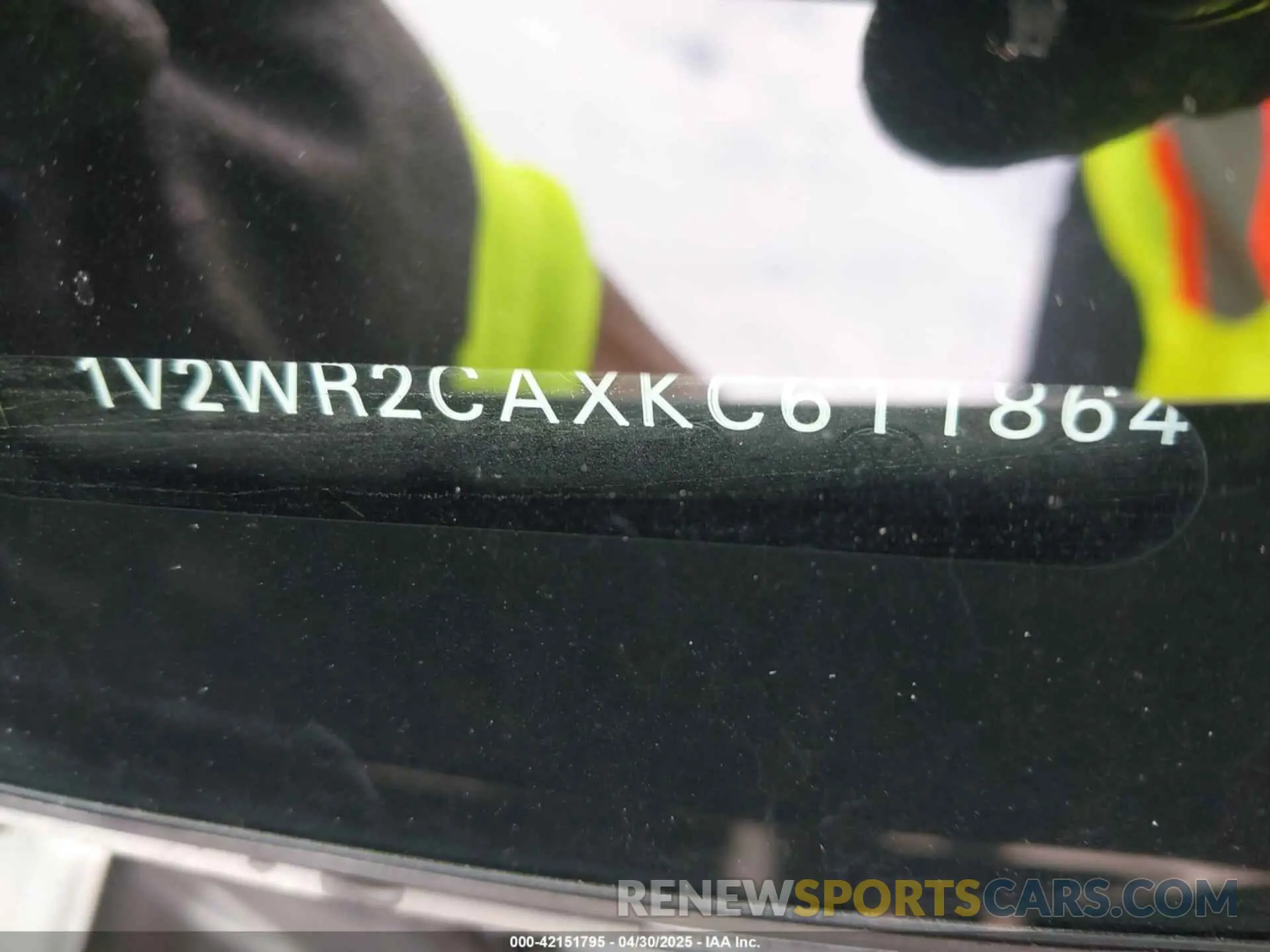 9 Photograph of a damaged car 1V2WR2CAXKC611864 VOLKSWAGEN ATLAS 2019