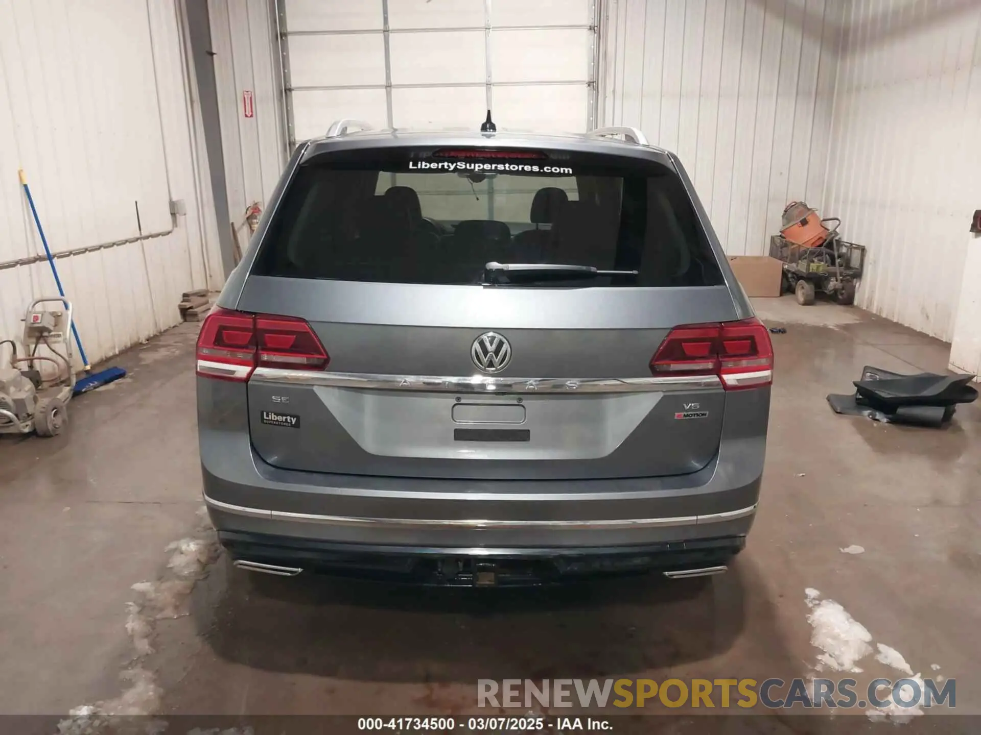 17 Photograph of a damaged car 1V2XR2CA0KC589099 VOLKSWAGEN ATLAS 2019