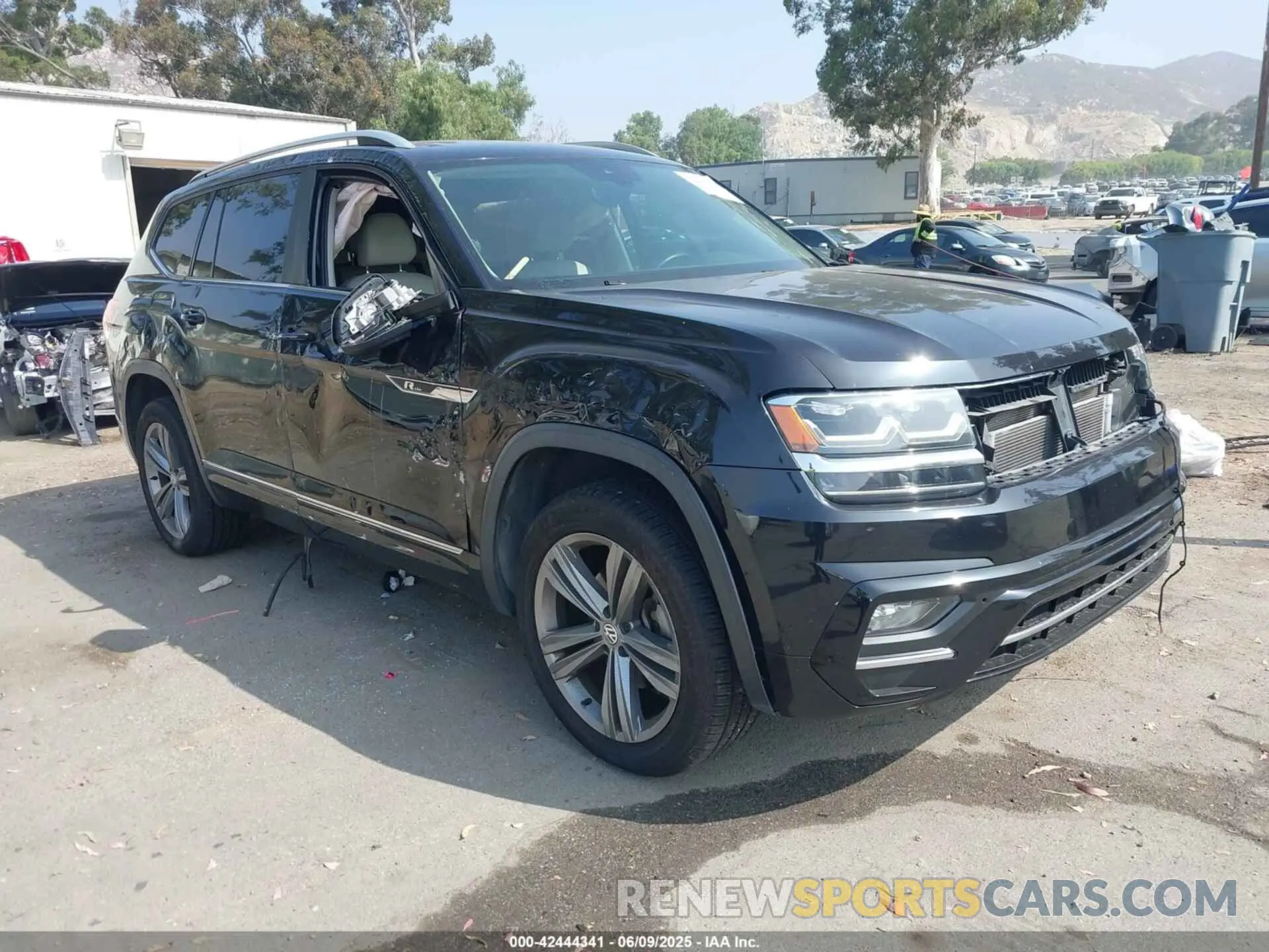 1 Photograph of a damaged car 1V2XR2CA9KC520010 VOLKSWAGEN ATLAS 2019