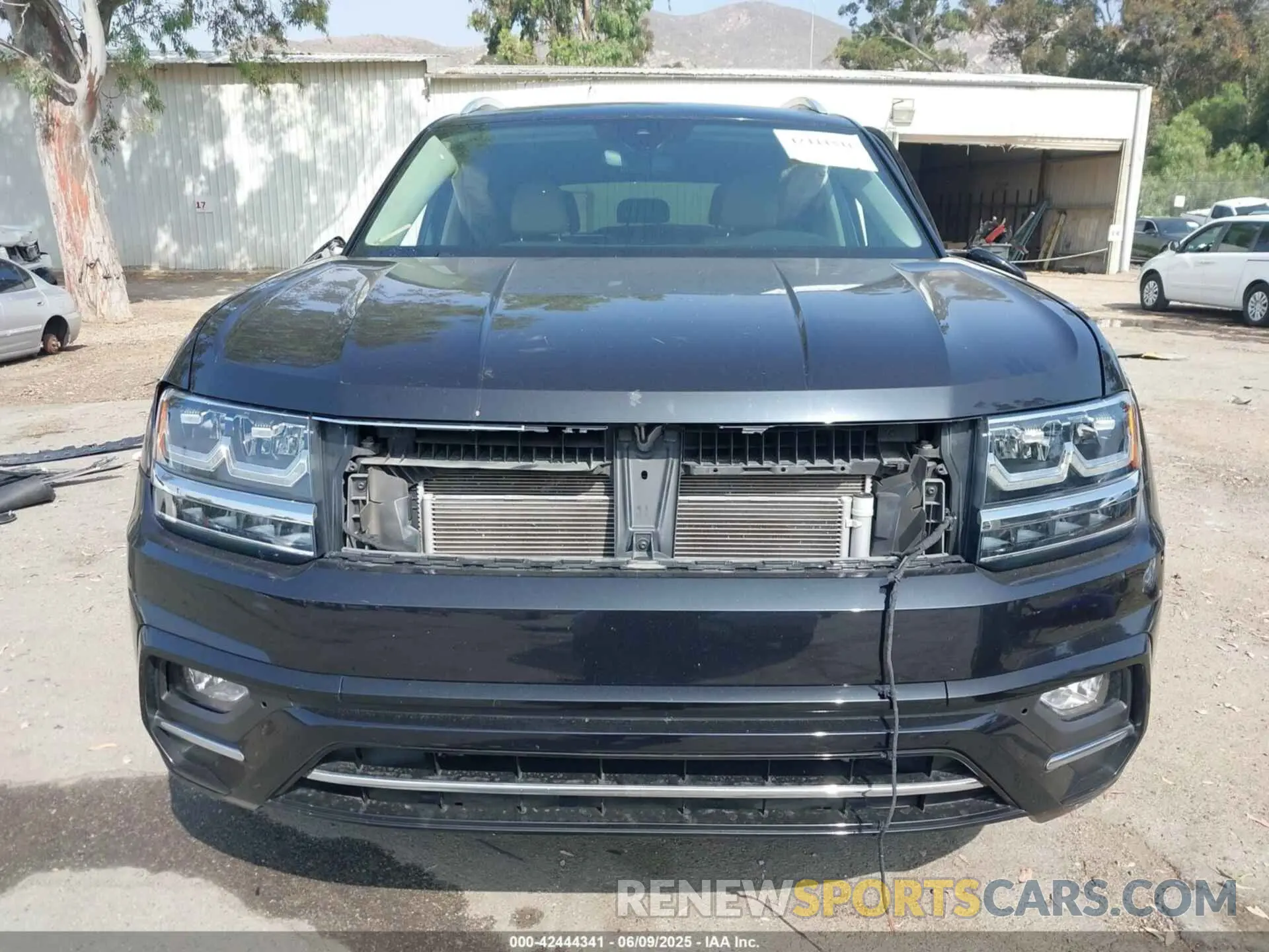 11 Photograph of a damaged car 1V2XR2CA9KC520010 VOLKSWAGEN ATLAS 2019