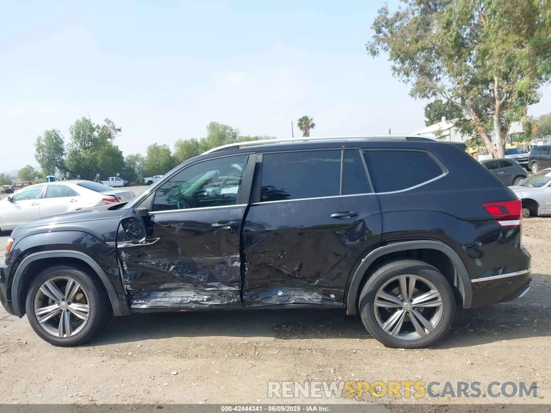 13 Photograph of a damaged car 1V2XR2CA9KC520010 VOLKSWAGEN ATLAS 2019