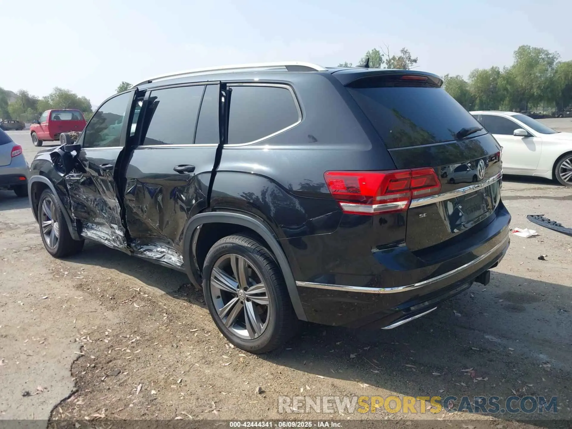 3 Photograph of a damaged car 1V2XR2CA9KC520010 VOLKSWAGEN ATLAS 2019