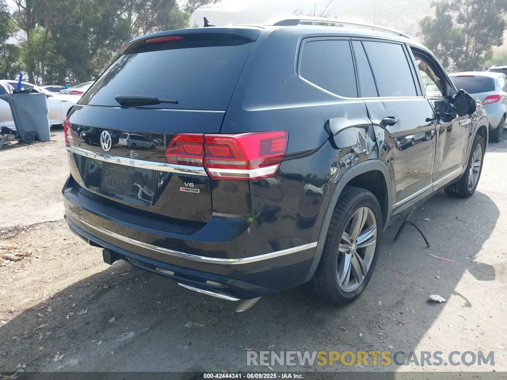 4 Photograph of a damaged car 1V2XR2CA9KC520010 VOLKSWAGEN ATLAS 2019