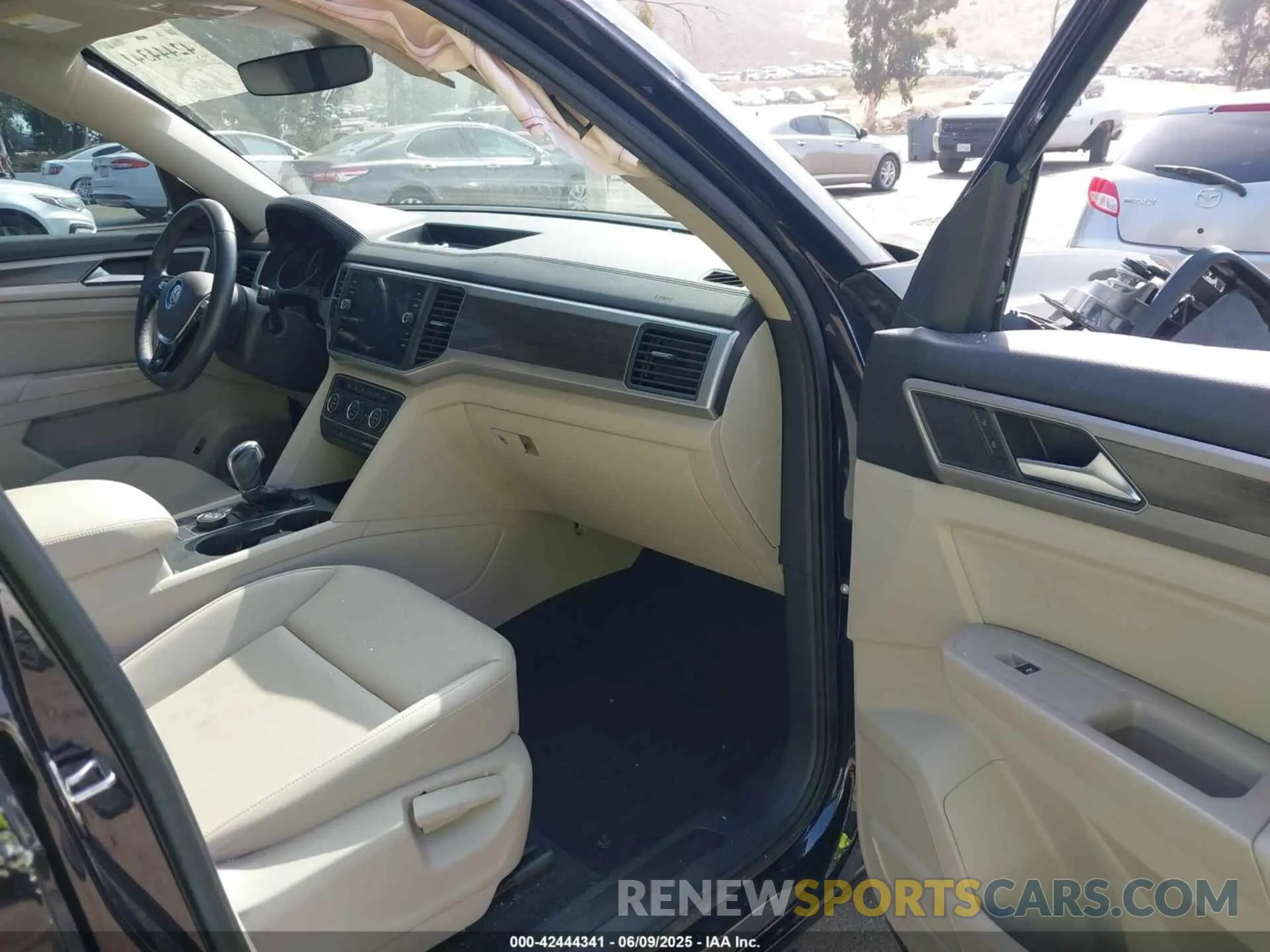 5 Photograph of a damaged car 1V2XR2CA9KC520010 VOLKSWAGEN ATLAS 2019