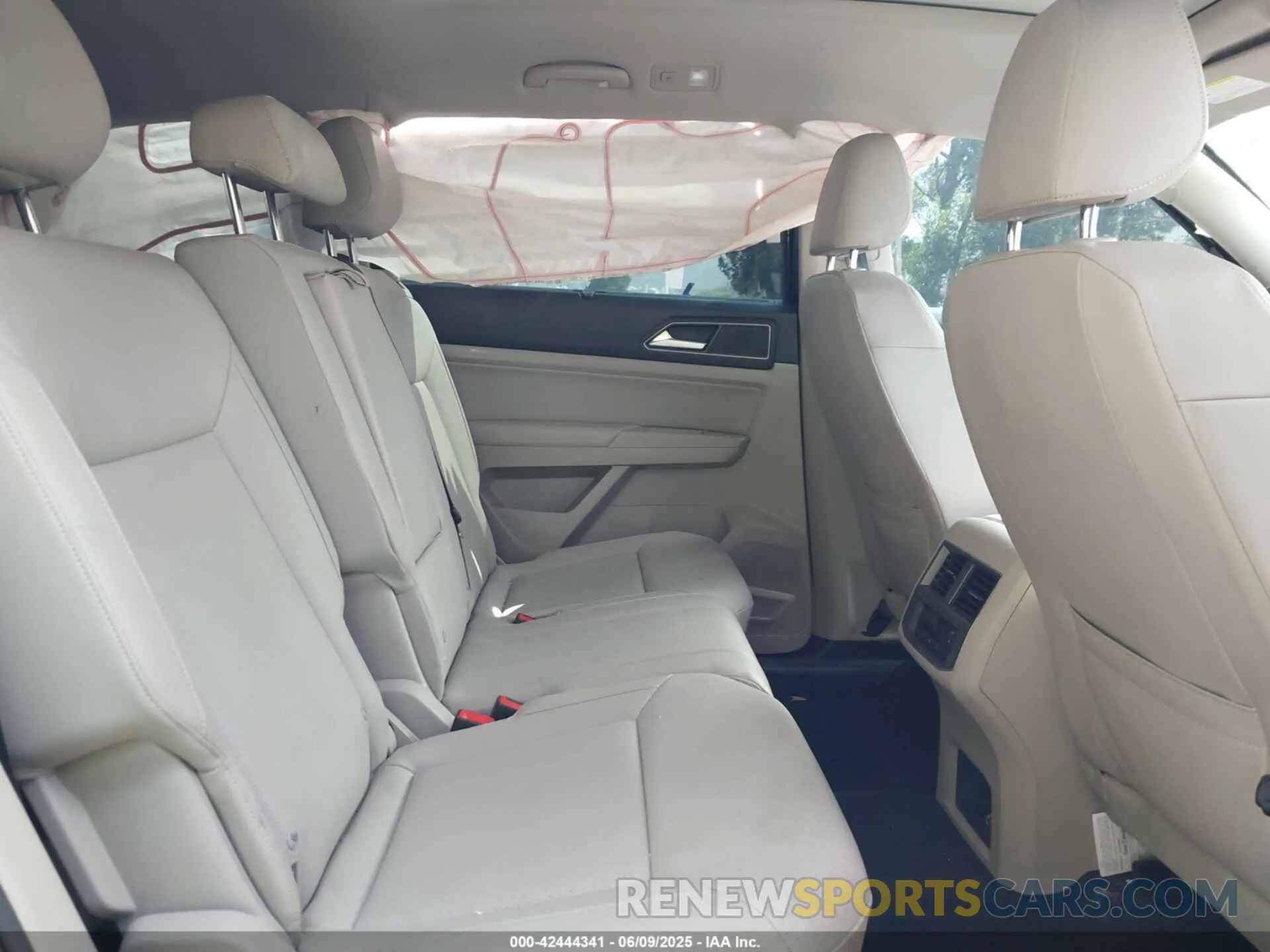 8 Photograph of a damaged car 1V2XR2CA9KC520010 VOLKSWAGEN ATLAS 2019