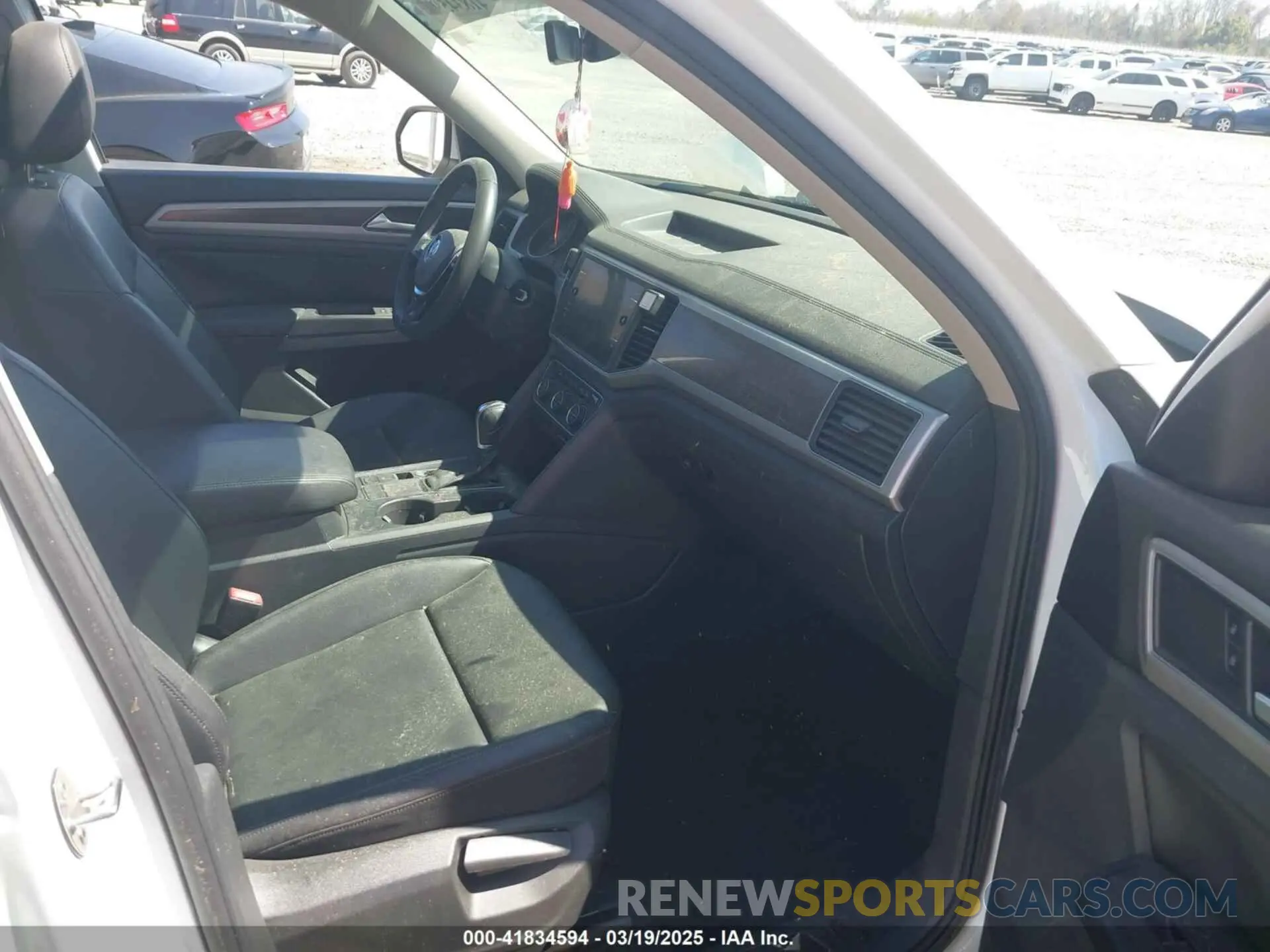 5 Photograph of a damaged car 1V2YR2CA0KC582951 VOLKSWAGEN ATLAS 2019
