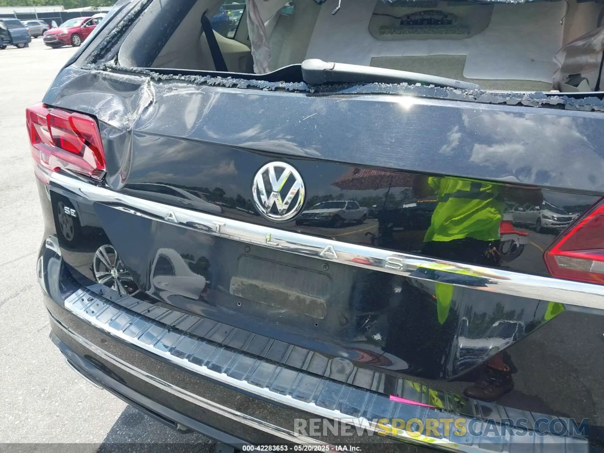 18 Photograph of a damaged car 1V2YR2CA2KC599024 VOLKSWAGEN ATLAS 2019