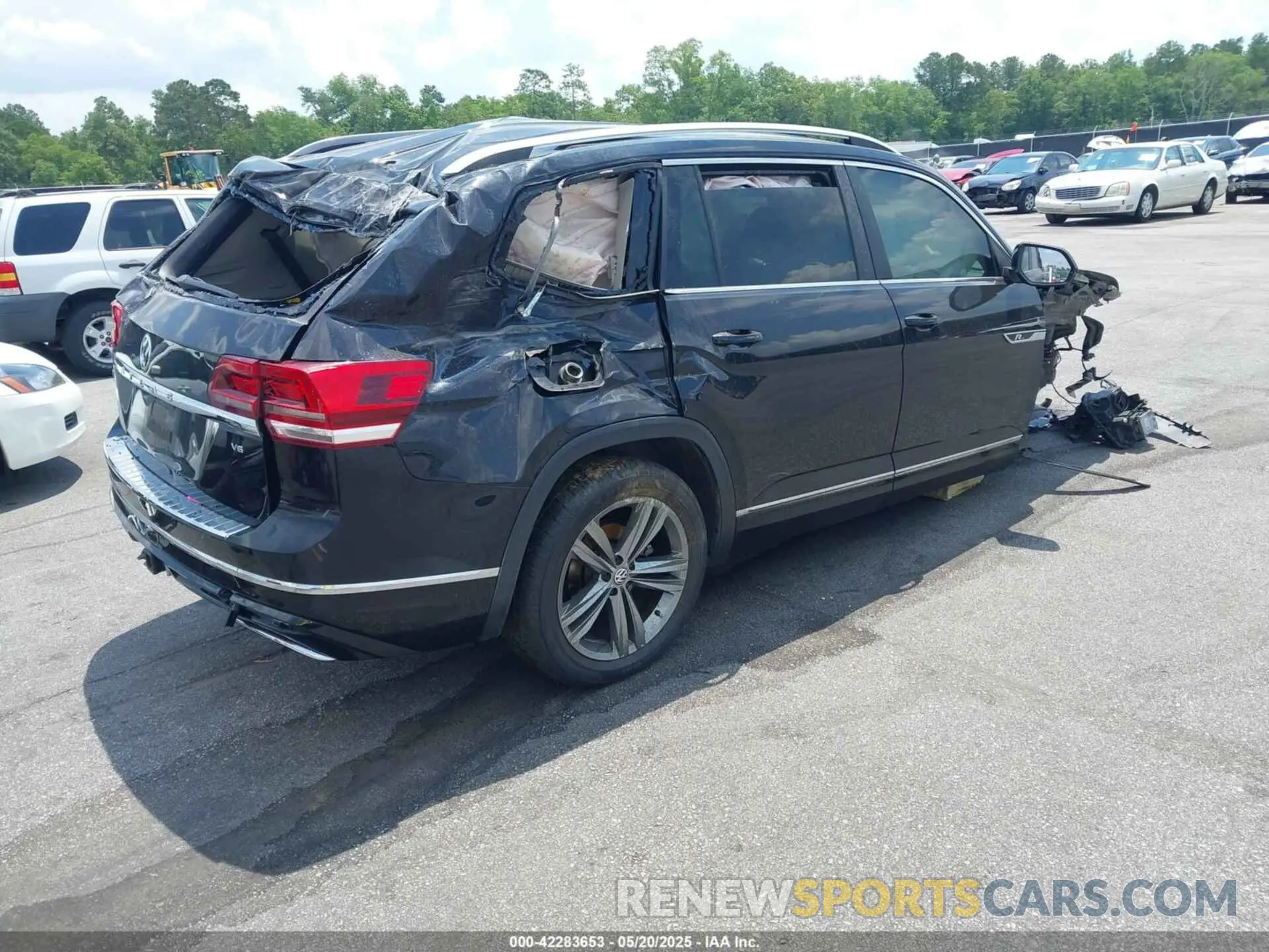 4 Photograph of a damaged car 1V2YR2CA2KC599024 VOLKSWAGEN ATLAS 2019