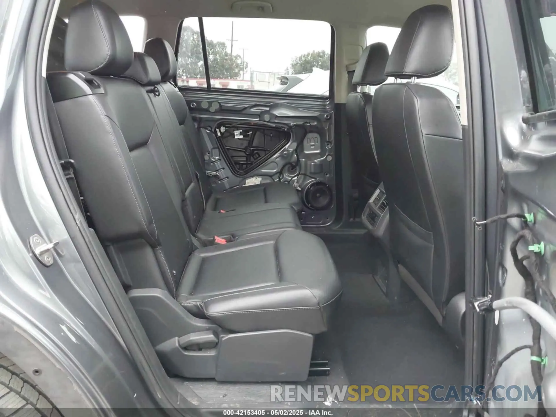 8 Photograph of a damaged car 1V2YR2CA9KC511490 VOLKSWAGEN ATLAS 2019