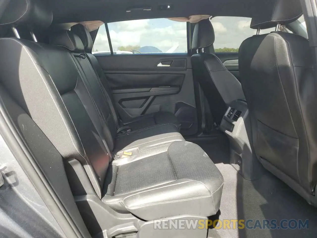 11 Photograph of a damaged car 1V25C2CA8LC201689 VOLKSWAGEN ATLAS 2020