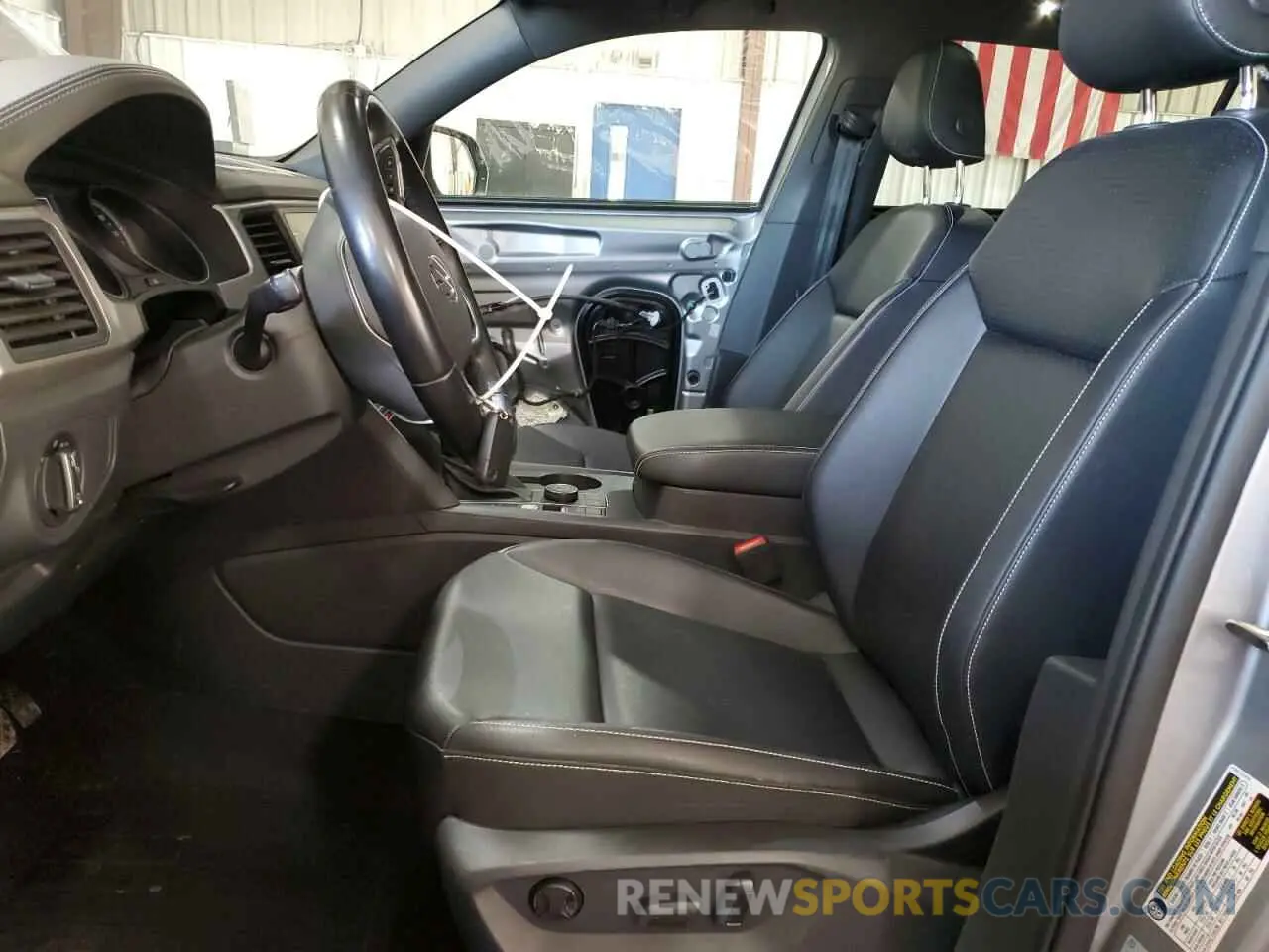 7 Photograph of a damaged car 1V26C2CA6LC204465 VOLKSWAGEN ATLAS 2020
