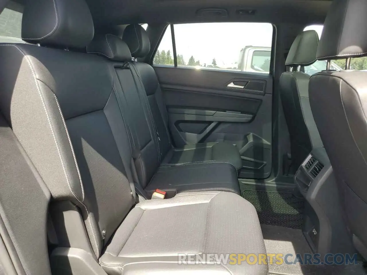 11 Photograph of a damaged car 1V26E2CA0LC230215 VOLKSWAGEN ATLAS 2020