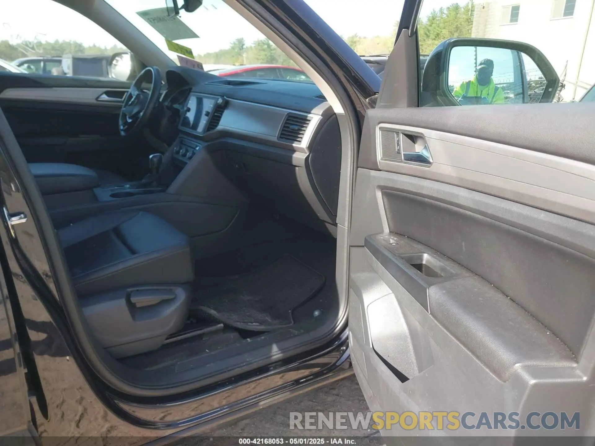 5 Photograph of a damaged car 1V2DP2CAXLC500309 VOLKSWAGEN ATLAS 2020