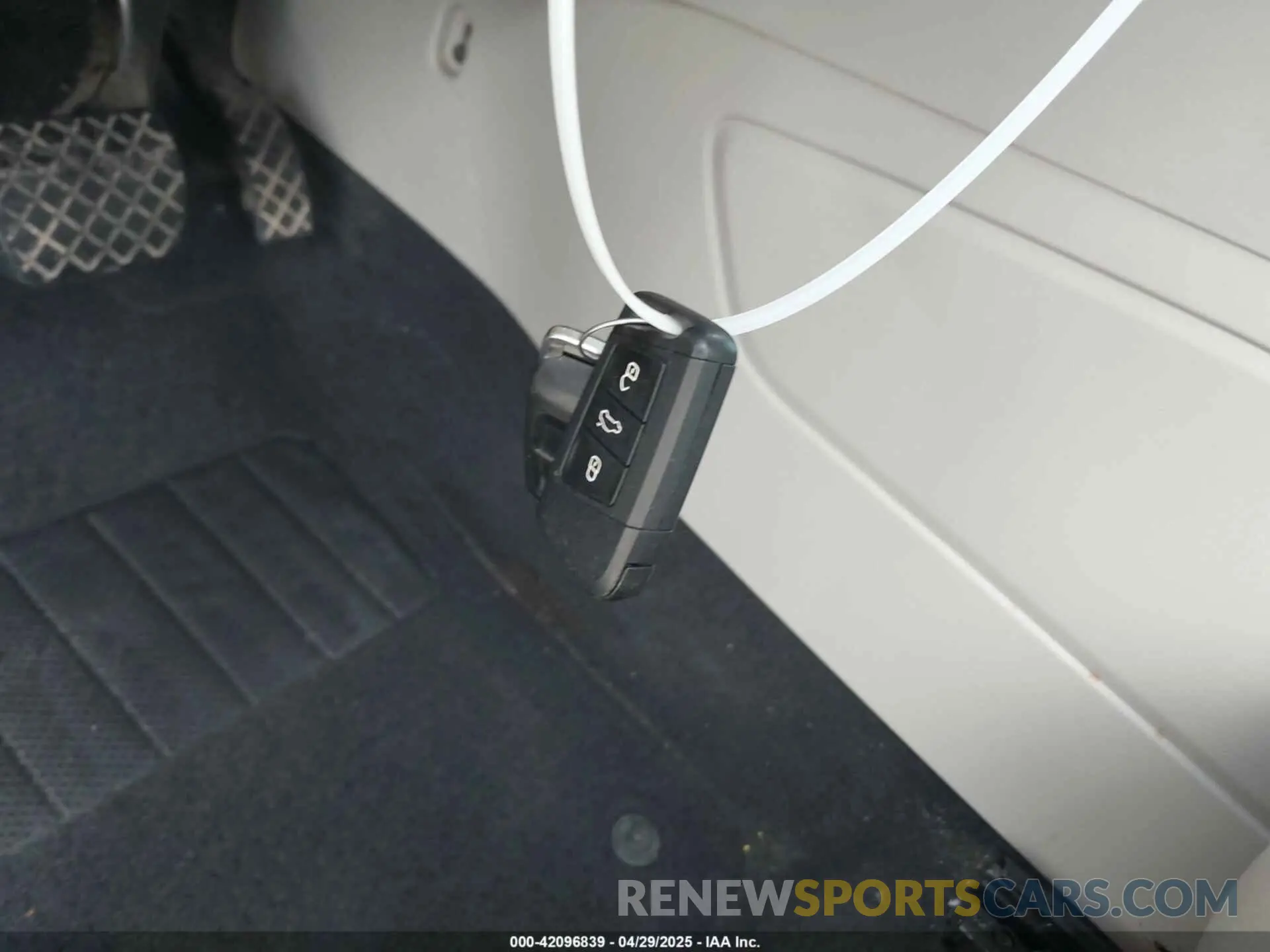 11 Photograph of a damaged car 1V2DP2CAXLC500407 VOLKSWAGEN ATLAS 2020
