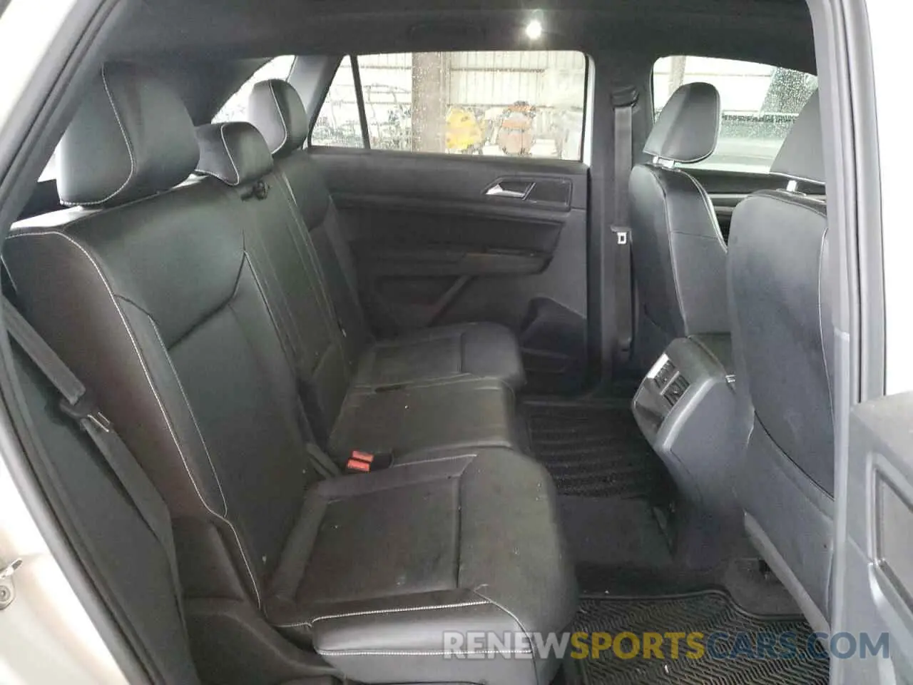 11 Photograph of a damaged car 1V2EE2CAXLC224546 VOLKSWAGEN ATLAS 2020