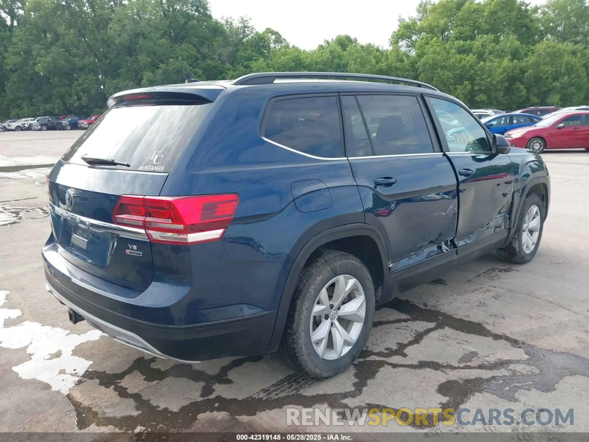 4 Photograph of a damaged car 1V2LR2CA3LC504532 VOLKSWAGEN ATLAS 2020