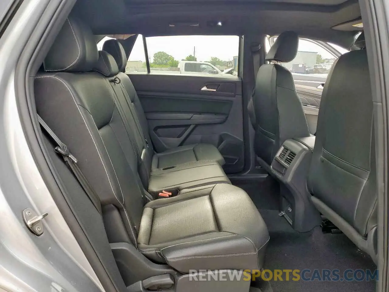 11 Photograph of a damaged car 1V2ME2CA7LC215380 VOLKSWAGEN ATLAS 2020