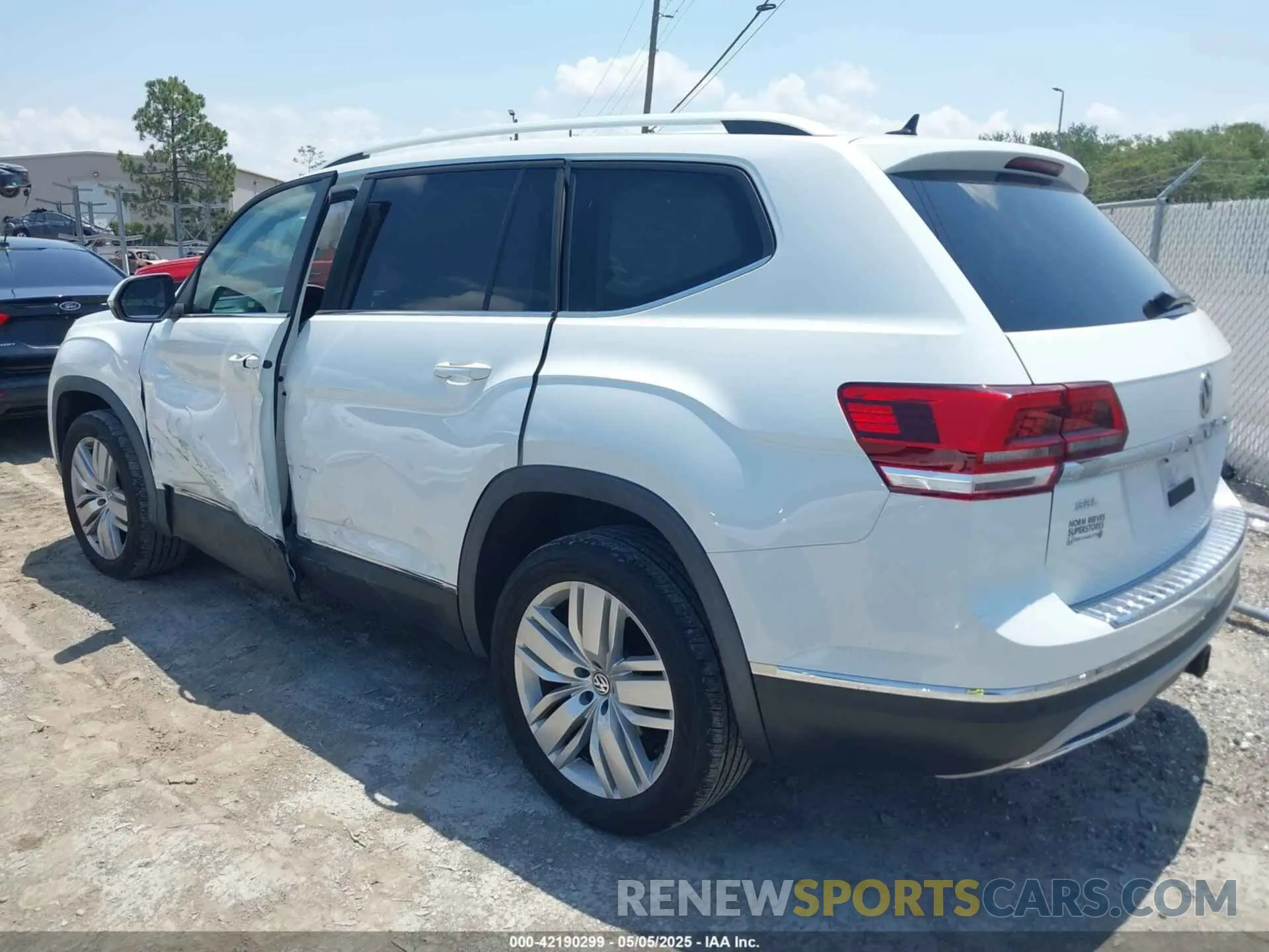 3 Photograph of a damaged car 1V2MR2CA0LC504010 VOLKSWAGEN ATLAS 2020
