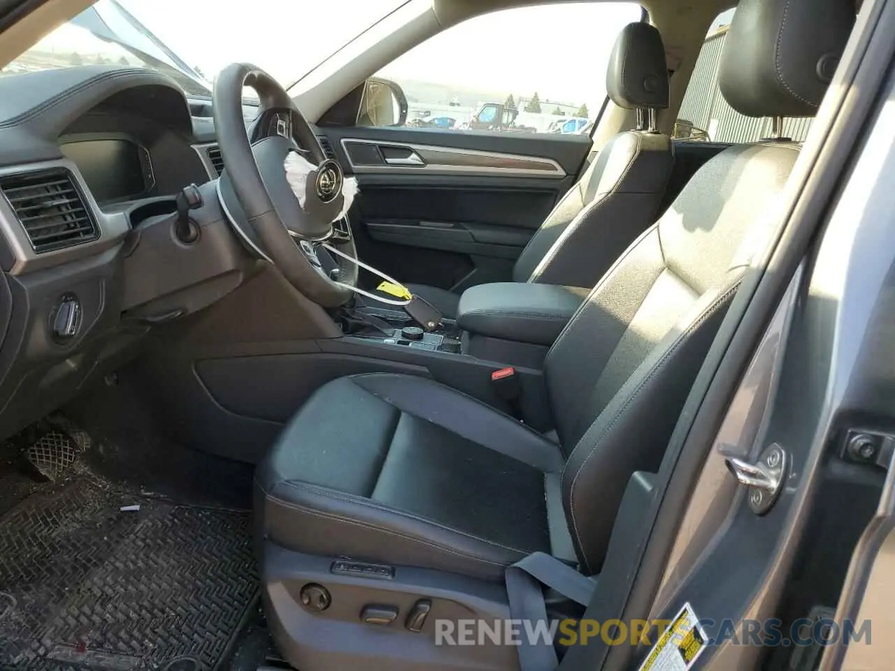 7 Photograph of a damaged car 1V2MR2CA4LC504561 VOLKSWAGEN ATLAS 2020