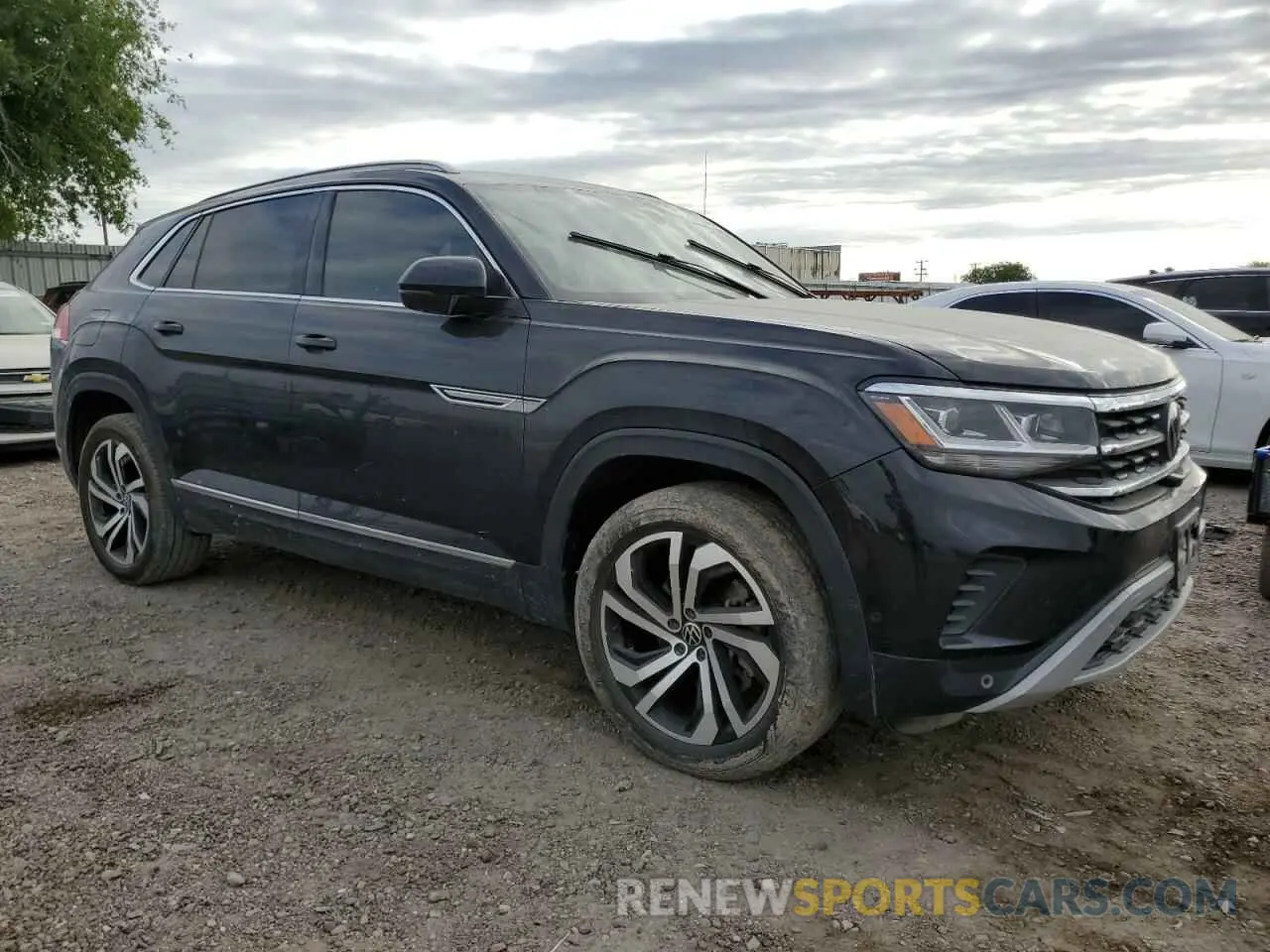 4 Photograph of a damaged car 1V2NE2CA6LC213611 VOLKSWAGEN ATLAS 2020