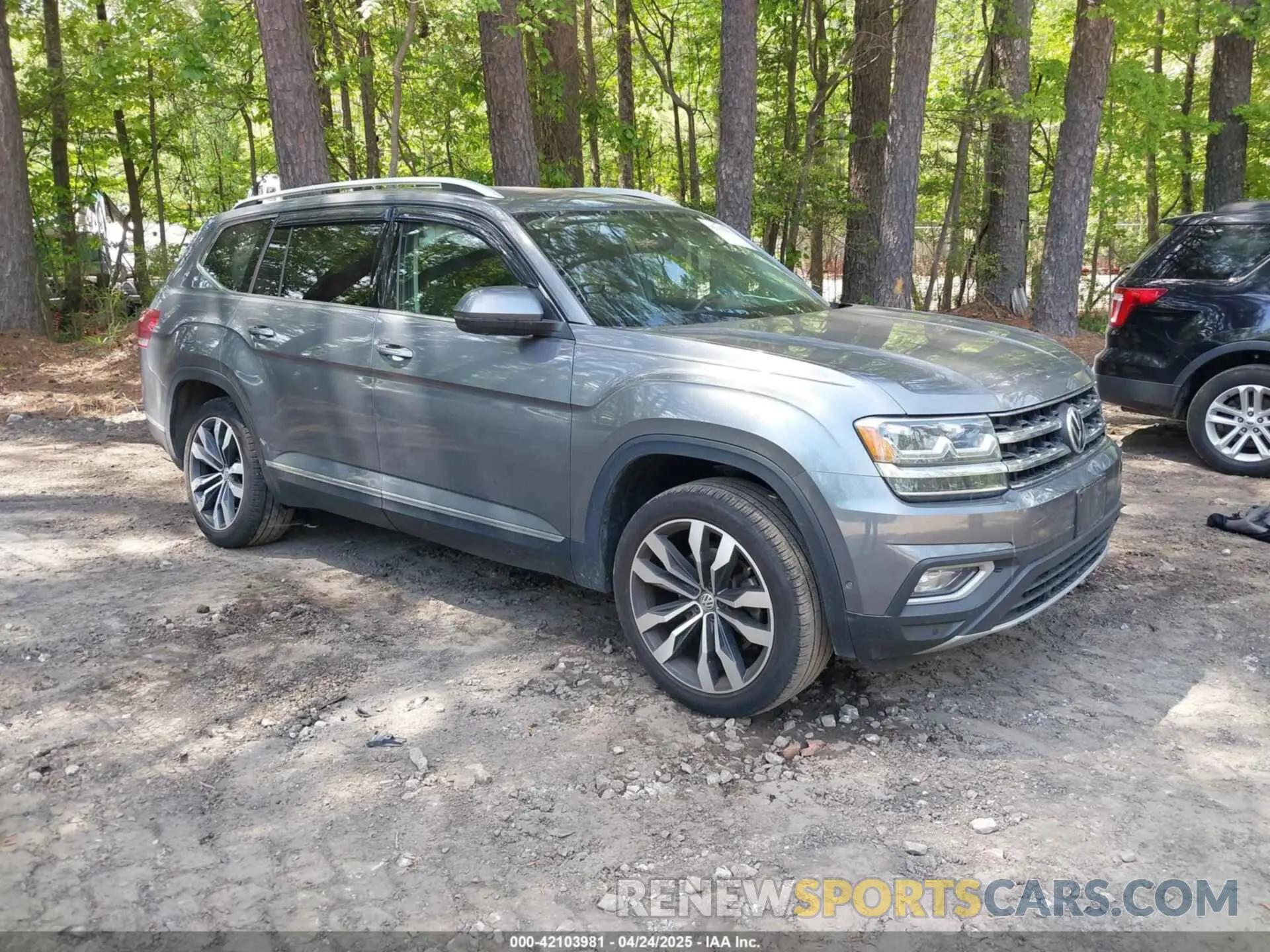 1 Photograph of a damaged car 1V2TR2CAXLC506214 VOLKSWAGEN ATLAS 2020
