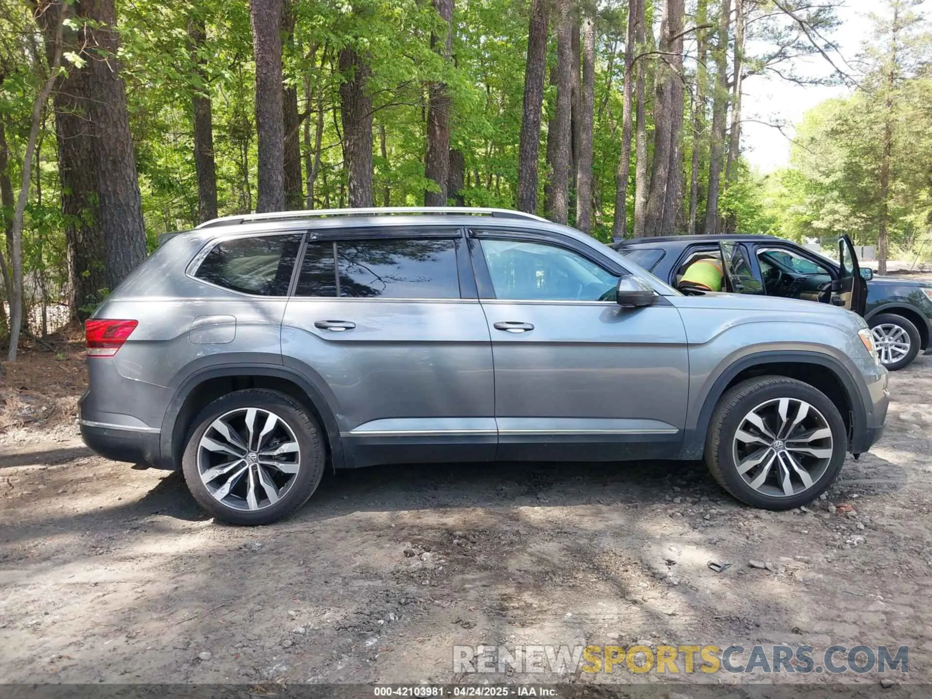13 Photograph of a damaged car 1V2TR2CAXLC506214 VOLKSWAGEN ATLAS 2020