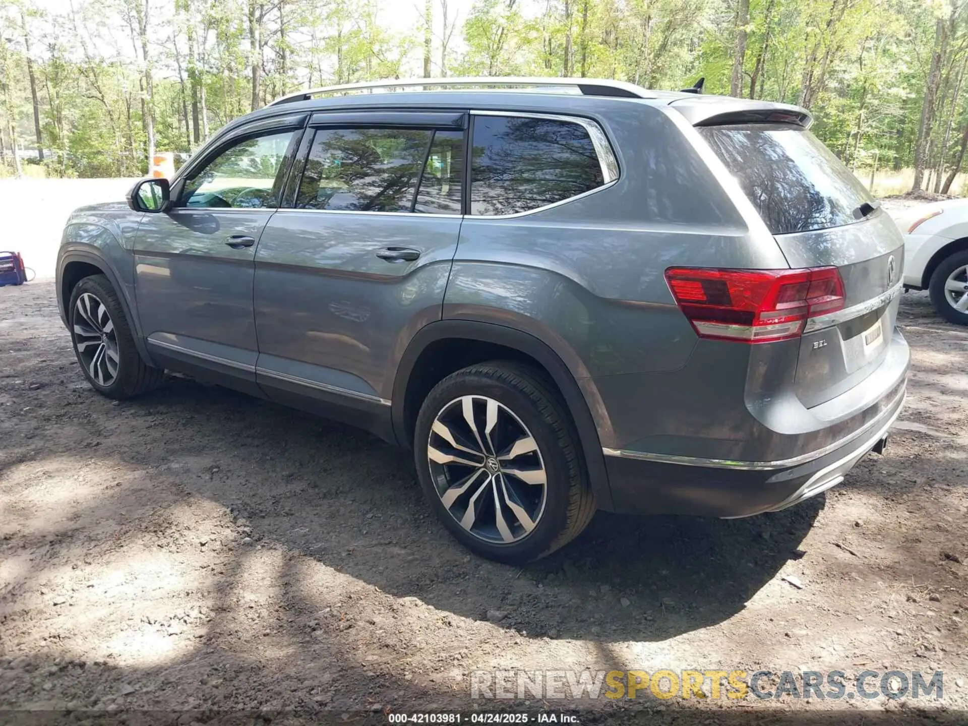 3 Photograph of a damaged car 1V2TR2CAXLC506214 VOLKSWAGEN ATLAS 2020