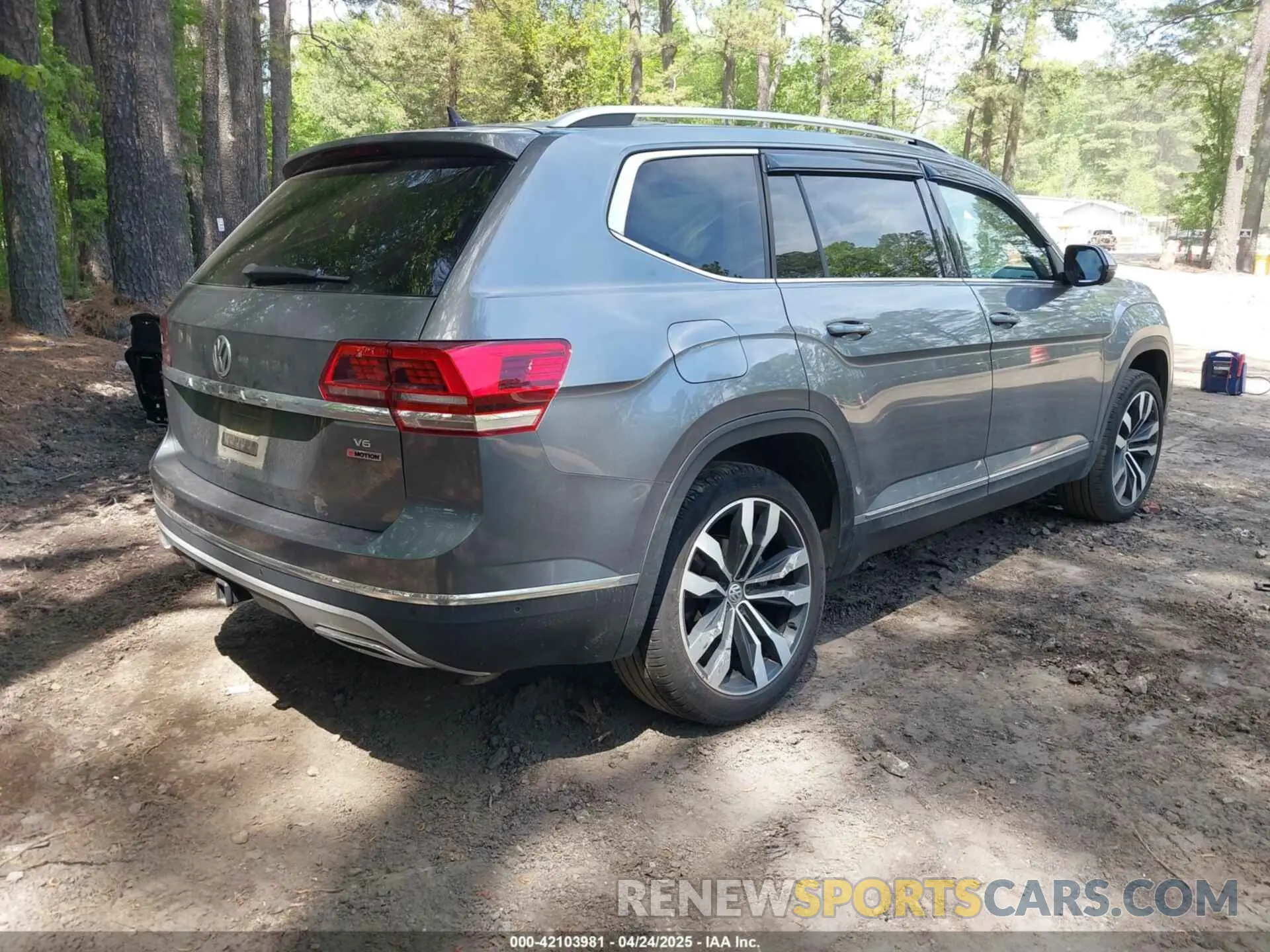 4 Photograph of a damaged car 1V2TR2CAXLC506214 VOLKSWAGEN ATLAS 2020