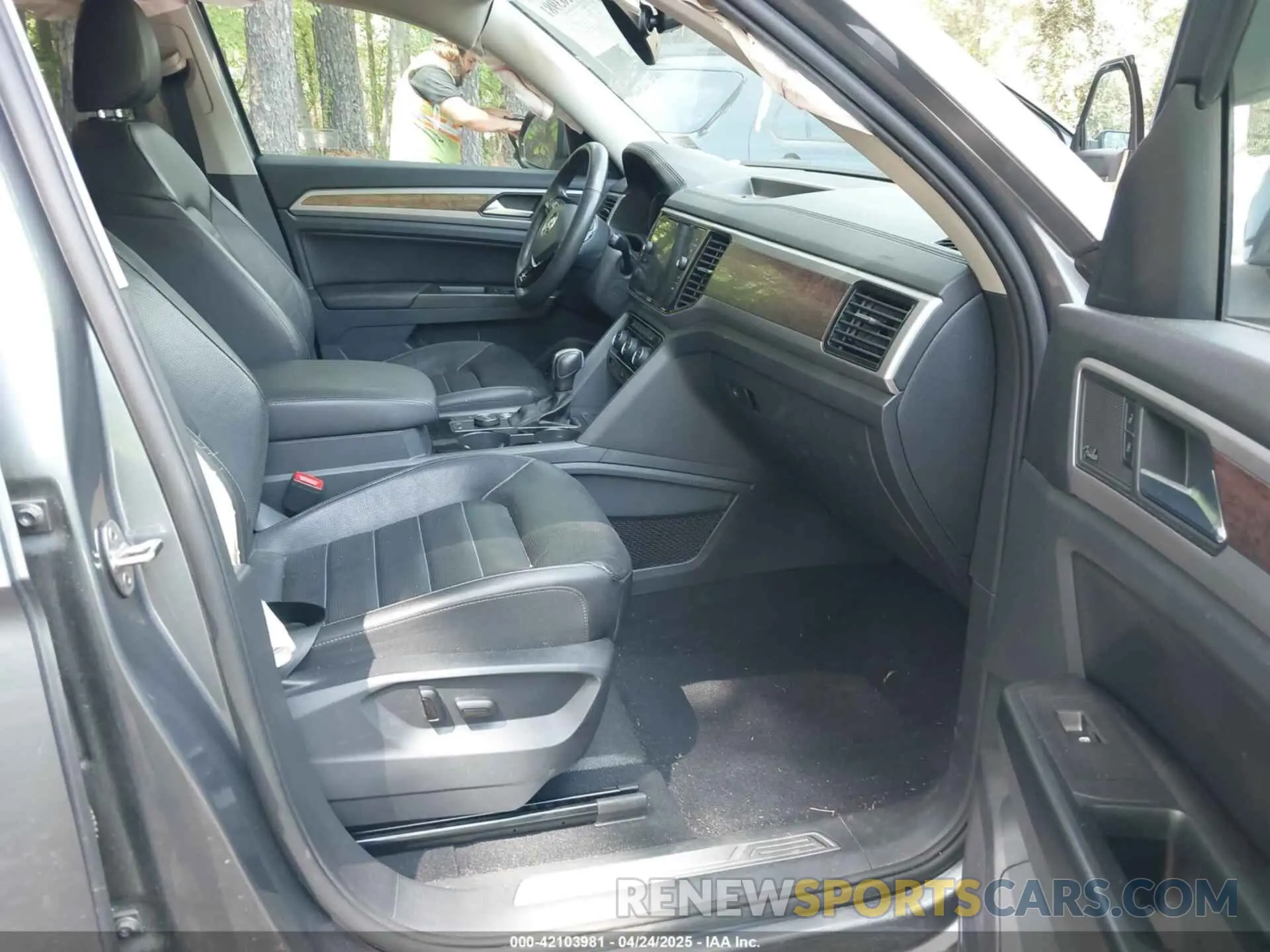 5 Photograph of a damaged car 1V2TR2CAXLC506214 VOLKSWAGEN ATLAS 2020