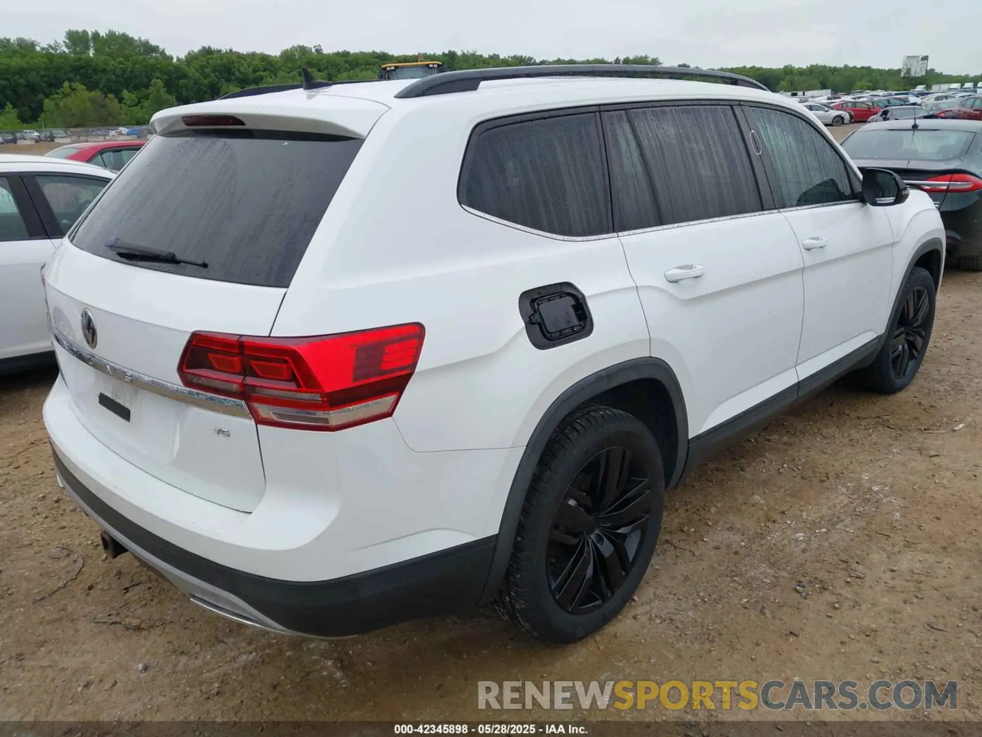 4 Photograph of a damaged car 1V2WR2CA6LC502996 VOLKSWAGEN ATLAS 2020