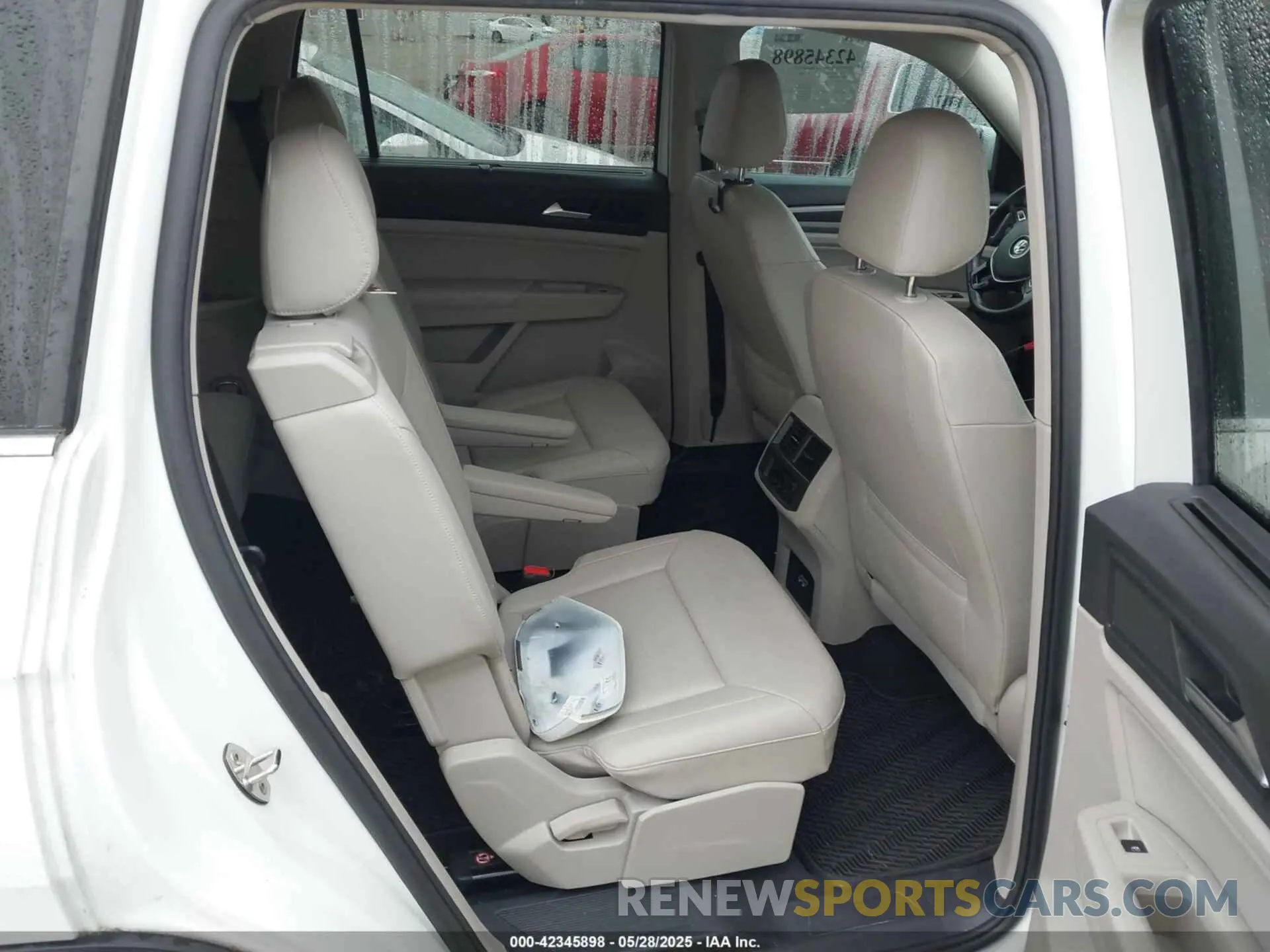 8 Photograph of a damaged car 1V2WR2CA6LC502996 VOLKSWAGEN ATLAS 2020