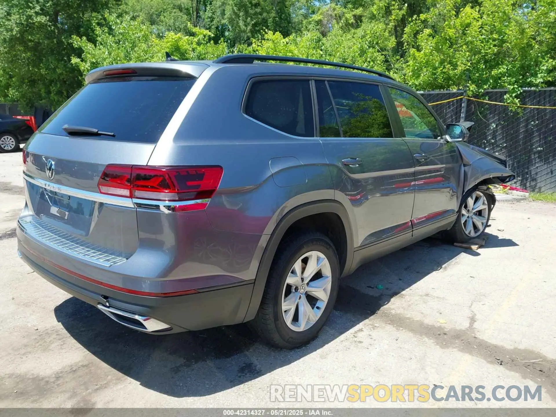 4 Photograph of a damaged car 1V2AP2CA6MC522456 VOLKSWAGEN ATLAS 2021