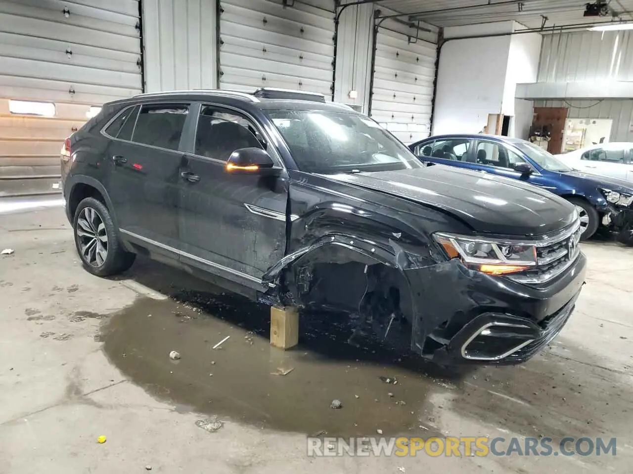 4 Photograph of a damaged car 1V2CE2CA2MC214313 VOLKSWAGEN ATLAS 2021
