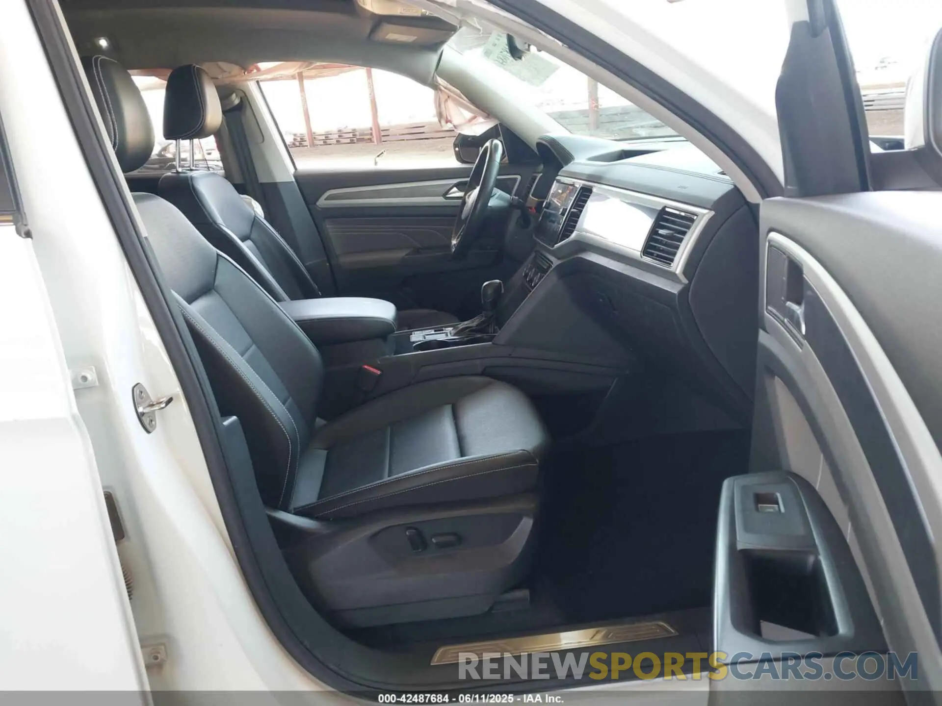 5 Photograph of a damaged car 1V2CR2CAXMC540915 VOLKSWAGEN ATLAS 2021