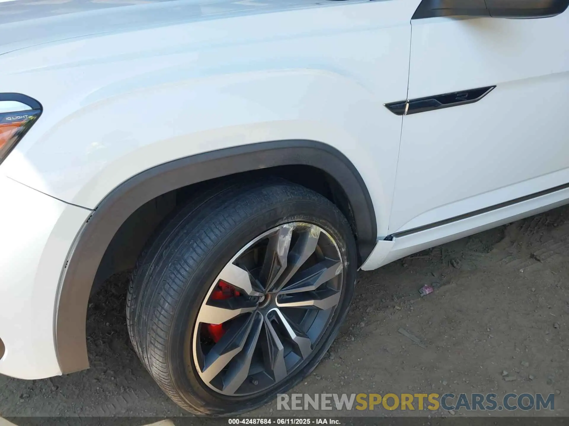 6 Photograph of a damaged car 1V2CR2CAXMC540915 VOLKSWAGEN ATLAS 2021