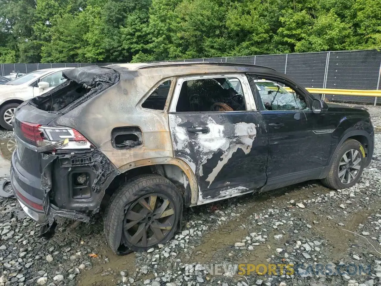 3 Photograph of a damaged car 1V2DC2CA1MC219139 VOLKSWAGEN ATLAS 2021