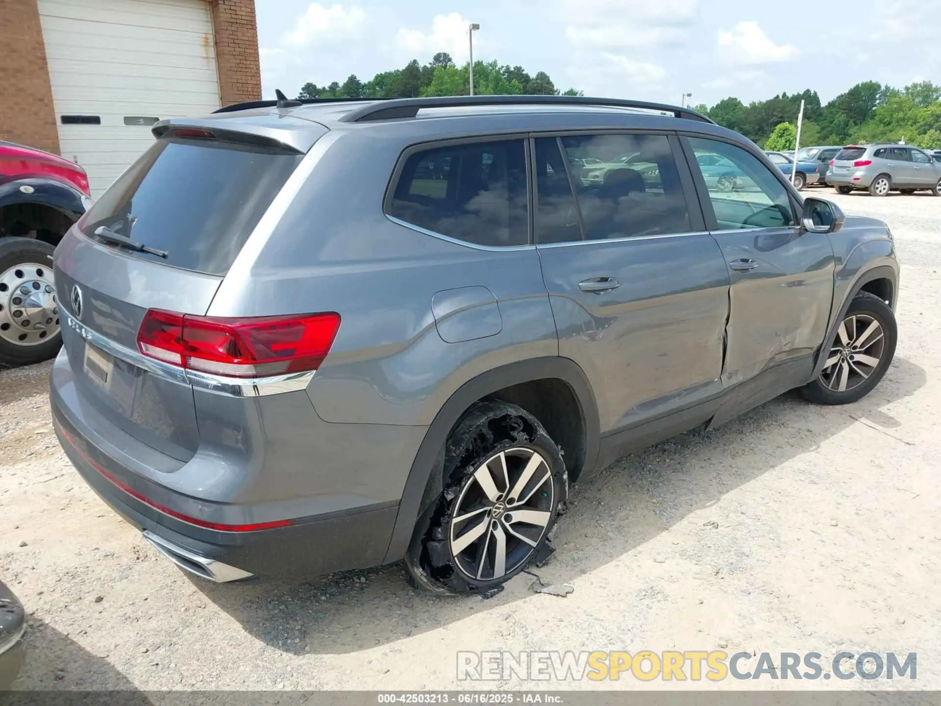 4 Photograph of a damaged car 1V2DP2CA6MC500115 VOLKSWAGEN ATLAS 2021
