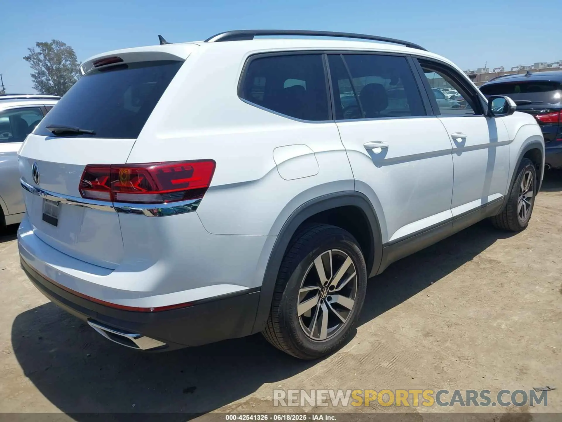 4 Photograph of a damaged car 1V2DP2CA9MC601018 VOLKSWAGEN ATLAS 2021