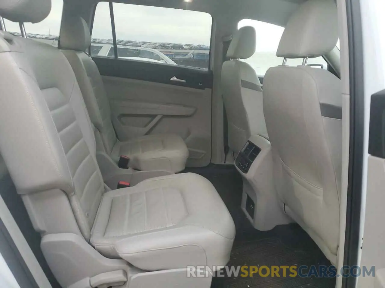 11 Photograph of a damaged car 1V2FR2CA0MC561253 VOLKSWAGEN ATLAS 2021