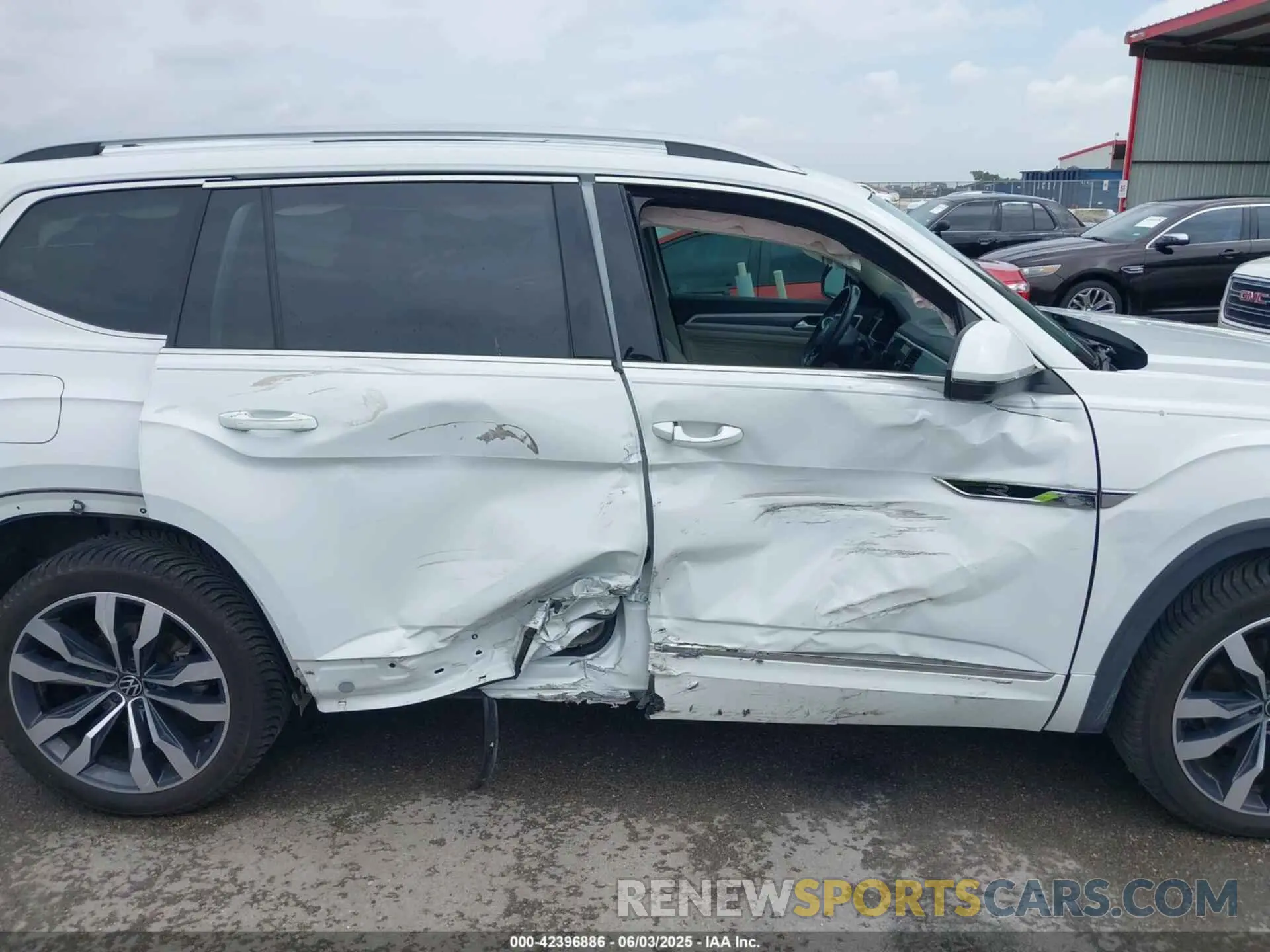 14 Photograph of a damaged car 1V2FR2CA6MC562617 VOLKSWAGEN ATLAS 2021