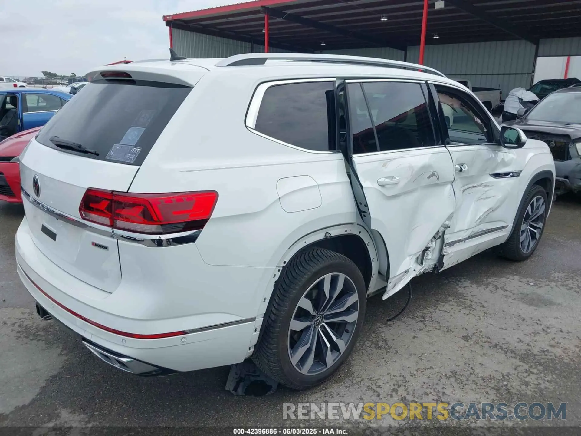 18 Photograph of a damaged car 1V2FR2CA6MC562617 VOLKSWAGEN ATLAS 2021