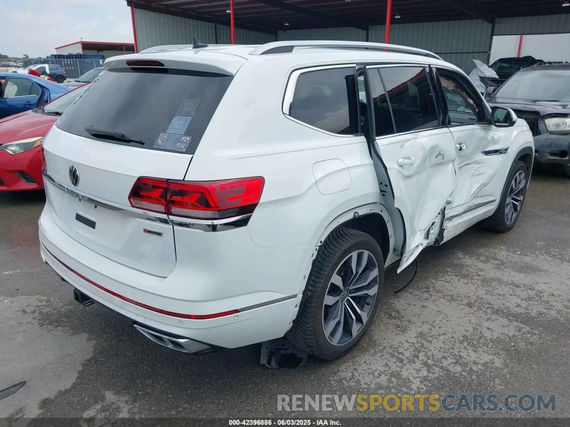 4 Photograph of a damaged car 1V2FR2CA6MC562617 VOLKSWAGEN ATLAS 2021